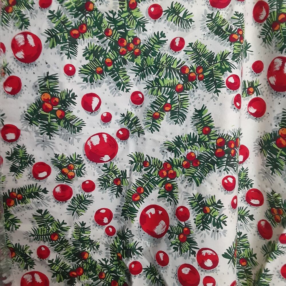 Vintage Berries Baubles& Pine sprigs Fringe Edge Table Cloth Christmas NOTE